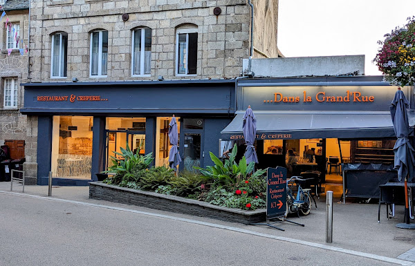 photo de Dans la Grand' Rue... à Saint-Pol-de-Léon