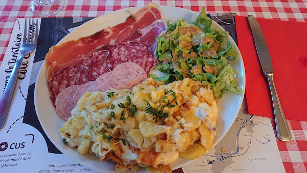 photo de LA GUINGUETTE DES COMBRAILES à Saint-Pierre-le-Chastel